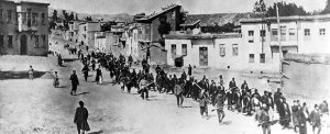 Armenier werden von osmanischen Soldaten deportiert, 1915